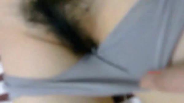 眉清目秀的长发小哥男扮女装下药迷倒Q群认识的女网友带回家玩